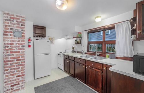 Wallingford Apartment | Green Lake Zen Low Level Garden Suite
