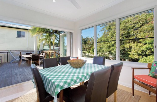 North Haven House | Green Mango - beach cottage. Walk to beach, park and breakwater. Family friendly