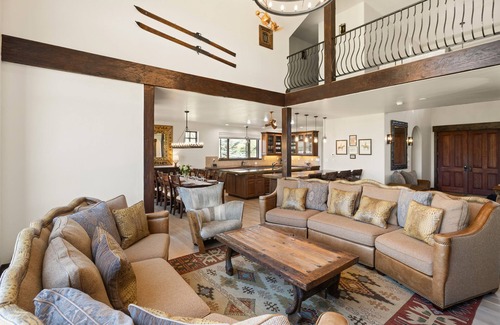 Carbondale House | Green Meadow Vista | Sleeps 16, Hot Tub, A/C