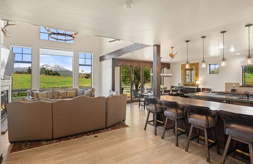 Carbondale House | Green Meadow Vista | Sleeps 16, Hot Tub, A/C