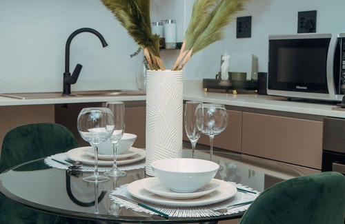 Greater Johannesburg Metropolitan Area Apartment | Green with Envy Apartment-No loadsheddingnBased in the Johannesburg hub Sandton.