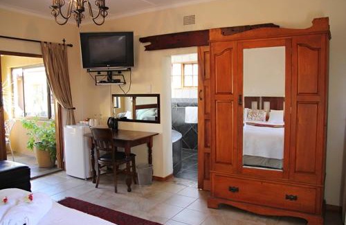 Universitas House | Greenleaf Guest Lodge