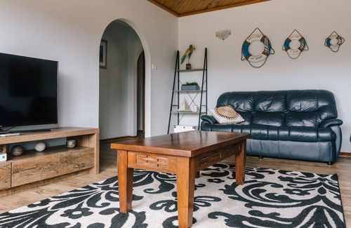 Lake Wangary House | Greenly Getaway House - 2 minute walk to the beach