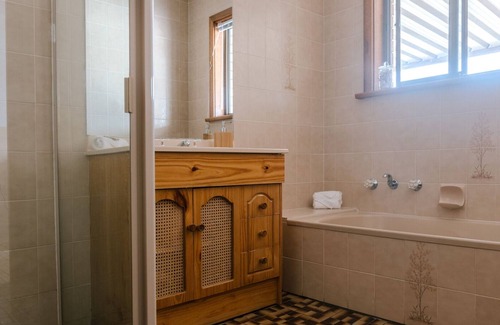 Lake Wangary House | Greenly Getaway House - 2 minute walk to the beach