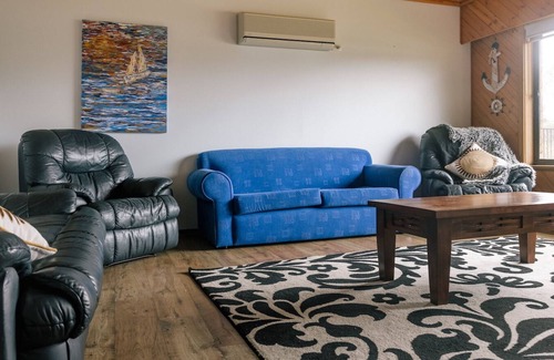 Lake Wangary House | Greenly Getaway House - 2 minute walk to the beach