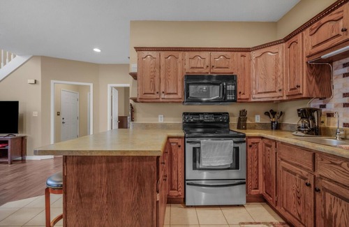 Greentown House | Greentown Exce- King bed, safe, EV charging and R.O.! 15-20 mins to everywhere