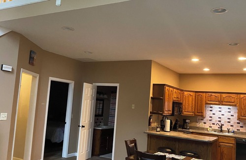 Greentown House | Greentown Exce- King bed, safe, EV charging and R.O.! 15-20 mins to everywhere