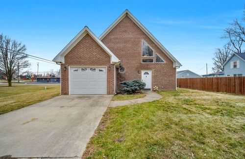 Greentown House | Greentown Exce- King bed, safe, EV charging and R.O.! 15-20 mins to everywhere