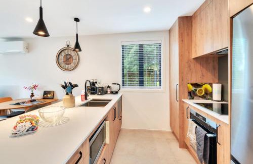 Newton House | Greenwich Townhouse with Parking and Air-Con