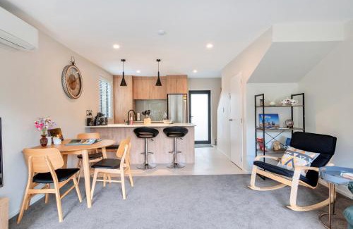 Newton House | Greenwich Townhouse with Parking and Air-Con