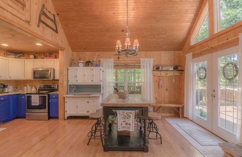 Somerset Cabin | Greenwood Cabin 1 mile from Lake Cumberland.