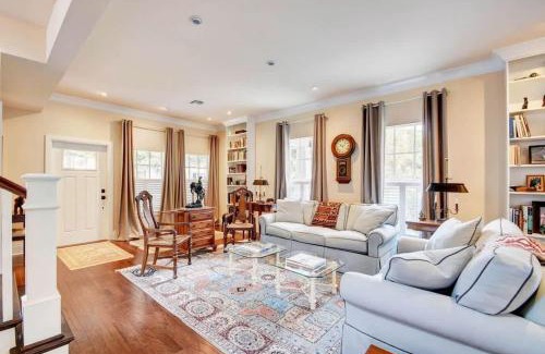 Grandview Heights House | Grey Mist - Recharge in a Stylish Home Near Downtown