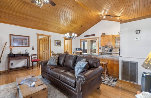 Reeds Spring Cabin | Grey Moose Lodge w/Amenities Access!