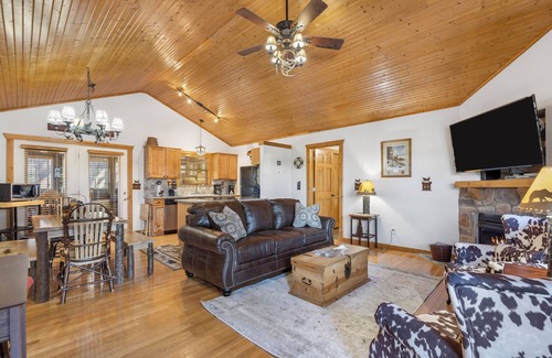Reeds Spring Cabin | Grey Moose Lodge w/Amenities Access!