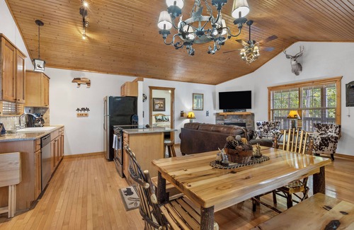 Reeds Spring Cabin | Grey Moose Lodge w/Amenities Access!