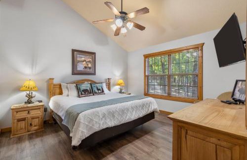 Reeds Spring House | Grey Moose Lodge with Amenities Access