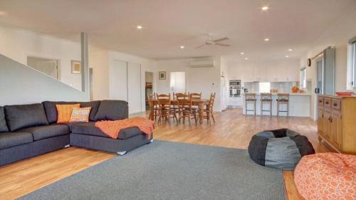 Lake Wangary House | Grey On The Bay