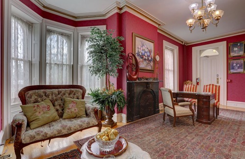 Bird In Hand Hotel | Greystone Manor Bed & Breakfast