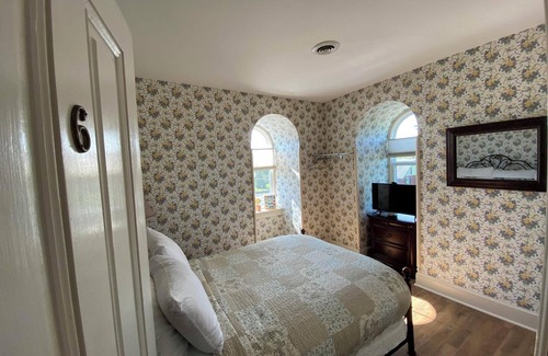 Bird In Hand Hotel | Greystone Manor Bed & Breakfast