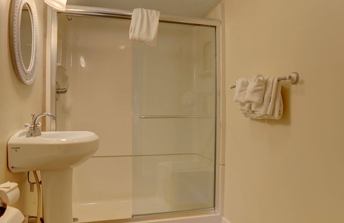Bird In Hand Hotel | Greystone Manor Bed & Breakfast
