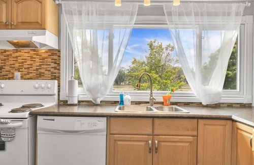 Kawartha Lakes House | Grill & Chill: 4BR Bayside Sunroom Oasis