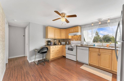 Kawartha Lakes House | Grill & Chill: 4BR Bayside Sunroom Oasis