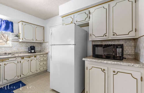 Abilene House | Grill & Patio, Workers Welcome! Large dining table