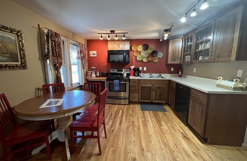 Gardiner House | Grizzly Den - Above the River! Yellowstone mountain views and Air Conditioning!