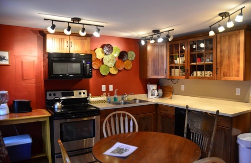 Gardiner House | Grizzly Den - Above the River! Yellowstone mountain views and Air Conditioning!