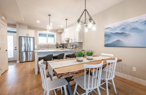Snow Pine Estates House | Grizzly Ridge Getaway-Brand New, Hot Tub,Sleeps 11