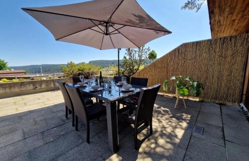 Schonach im Schwarzwald Apartment | Große Terrasse, Netflix, 5min zum Skilift, 6 Personen, Waldnah,