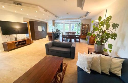 Schwarza Apartment | Große & voll ausgestattete Apartments, Studios, Doppelzimmer, Workspace, Parkplatz, Netflix, Prime & schnelles Wifi in ruhiger Lage mit Garten