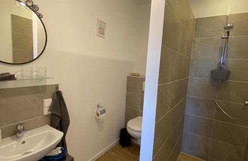 Friedrichskoog House | Großes Doppelzimmer mit eigenem Bad und Kühlschrank, frisch saniert