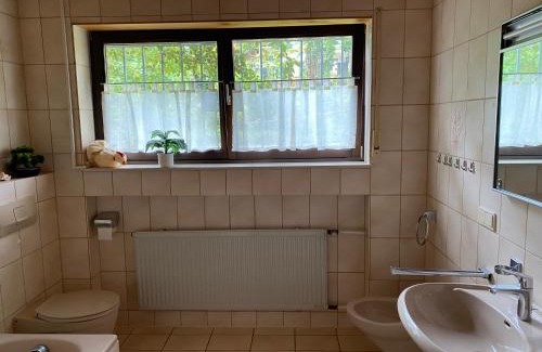 Miltenberg House | großes Gästezimmer mit Bad