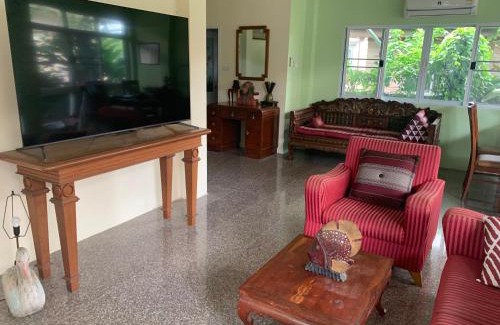 Rangsit Apartment | Großes Haus mit Garten, Bangkok