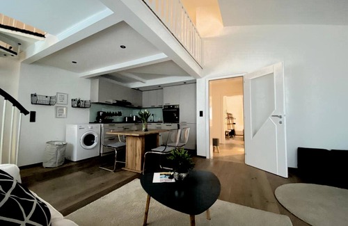 Sankt Johann in Tirol Apartment | Großzügige Ferienwohnung mit Galerie und Balkon