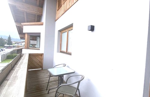 Sankt Johann in Tirol Apartment | Großzügige Ferienwohnung mit Galerie und Balkon