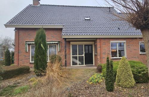 Neede House | Groepsaccommodatie met hottub en sauna | 18 personen