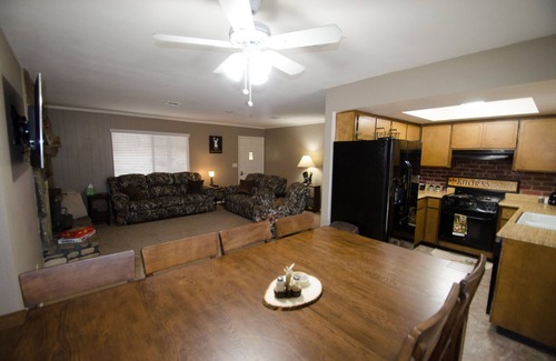 Groom Creek House | Groom Creek 4 BR Cozy Home Sleeps 10