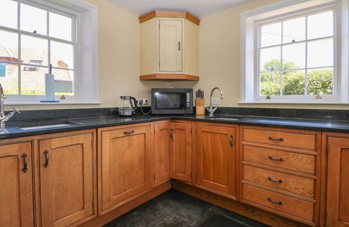 Kingsley House | GROOMES COUNTRY HOUSE, pet friendly, with hot tub in Farnham