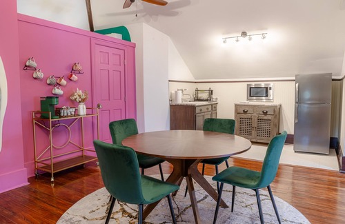 Metropolitan Apartment | Groovy Attic Apt in Starland District
