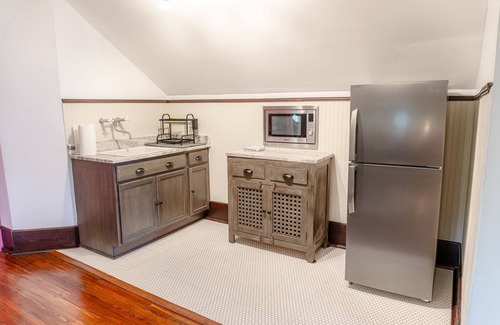 Metropolitan Apartment | Groovy Attic Apt in Starland District