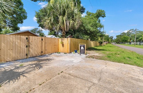 South Pensacola Cottage | Groovy Cottage in Downtown Pensacola, Pet Friendly