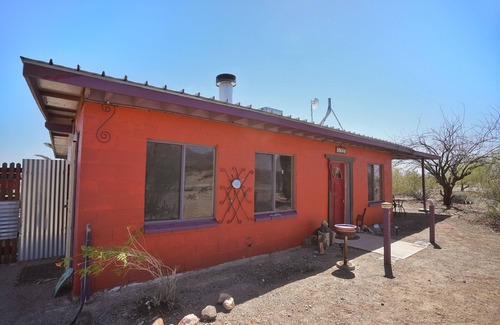 Wonder Valley House | Groovy Desert Getaway w Pool, Fire pit, Stream/Wifi, Vinyl Records, Books, Art.