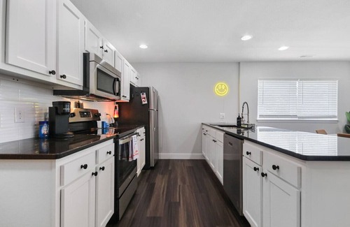 Columbia Apartment | Groovy Getaway: king suites, sleeps 8, dogs ok!