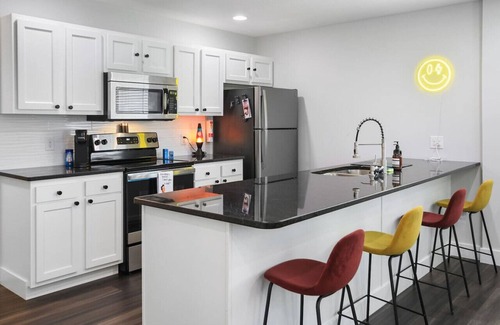 Columbia Apartment | Groovy Getaway: king suites, sleeps 8, dogs ok!