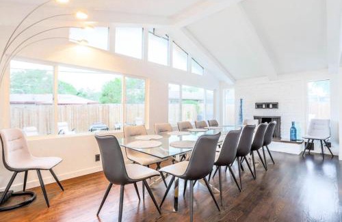 Westminster House | Groovy Getaway With 4 KING Beds And A Hot Tub