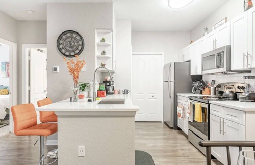 Metro West Apartment | Groovy King Bed 1 Bedroom Apartment in Orlando