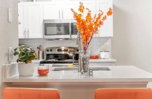 Metro West Apartment | Groovy King Bed 1 Bedroom Apartment in Orlando