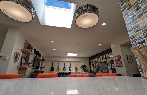 Saint Peter Apartment | Groovy Retro Music Lovers Mid-Mod Experience! - Downtown Prime
